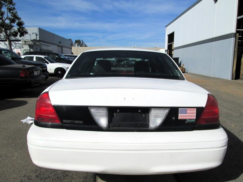 Ford Crown Victoria Vehicle Full-screen Gallery Image 03