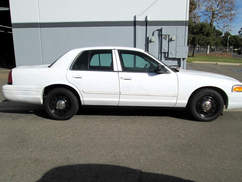 Ford Crown Victoria Vehicle Full-screen Gallery Image 04