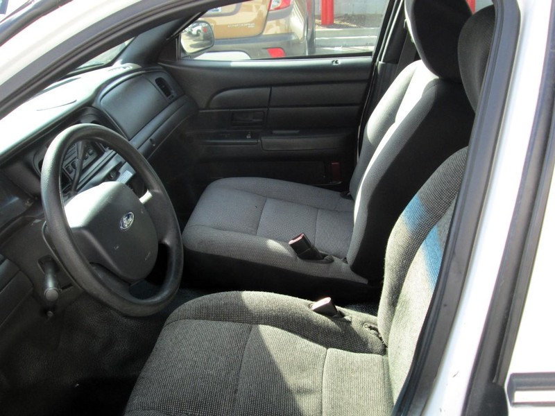 Ford Crown Victoria Vehicle Full-screen Gallery Image 05