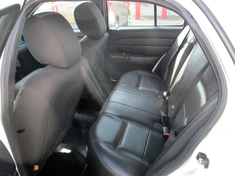 Ford Crown Victoria Vehicle Full-screen Gallery Image 06