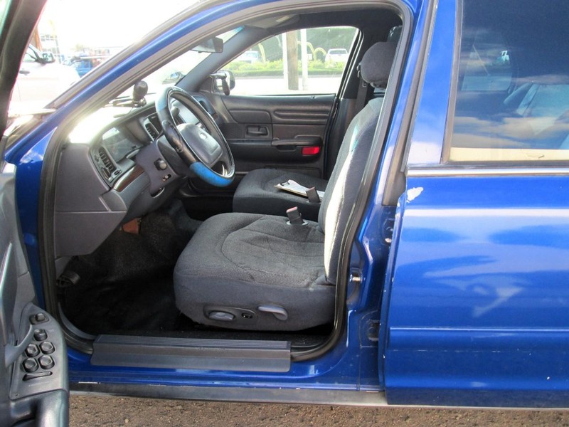 Ford Crown Victoria Vehicle Full-screen Gallery Image 05