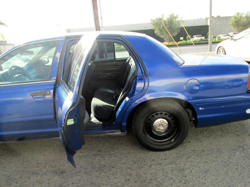 Ford Crown Victoria Vehicle Full-screen Gallery Image 06