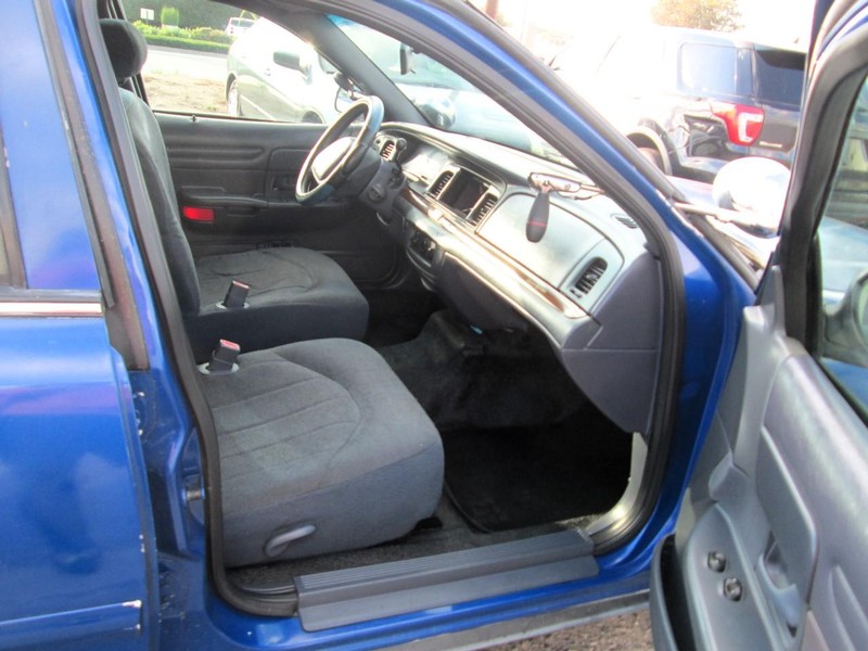 Ford Crown Victoria Vehicle Full-screen Gallery Image 08