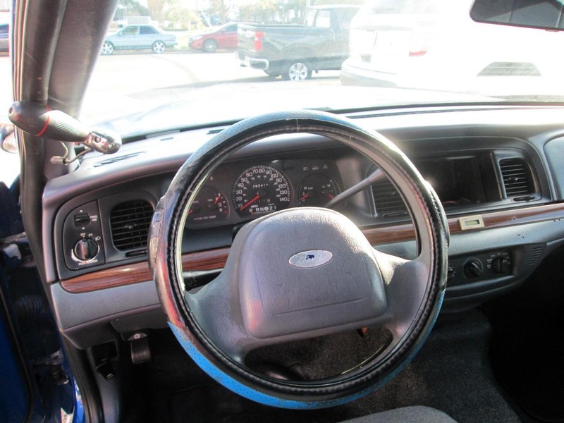 Ford Crown Victoria Vehicle Full-screen Gallery Image 09