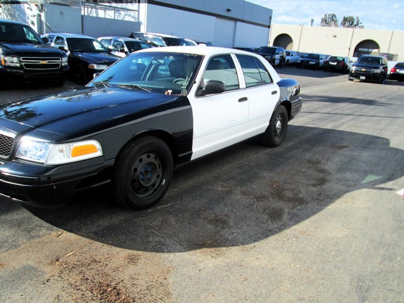 Ford Crown Victoria Vehicle Full-screen Gallery Image 01