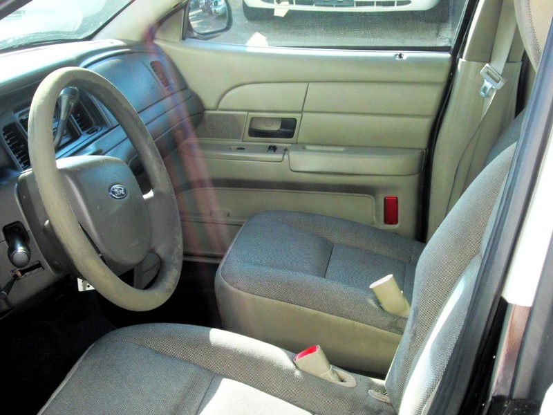 Ford Crown Victoria Vehicle Full-screen Gallery Image 04