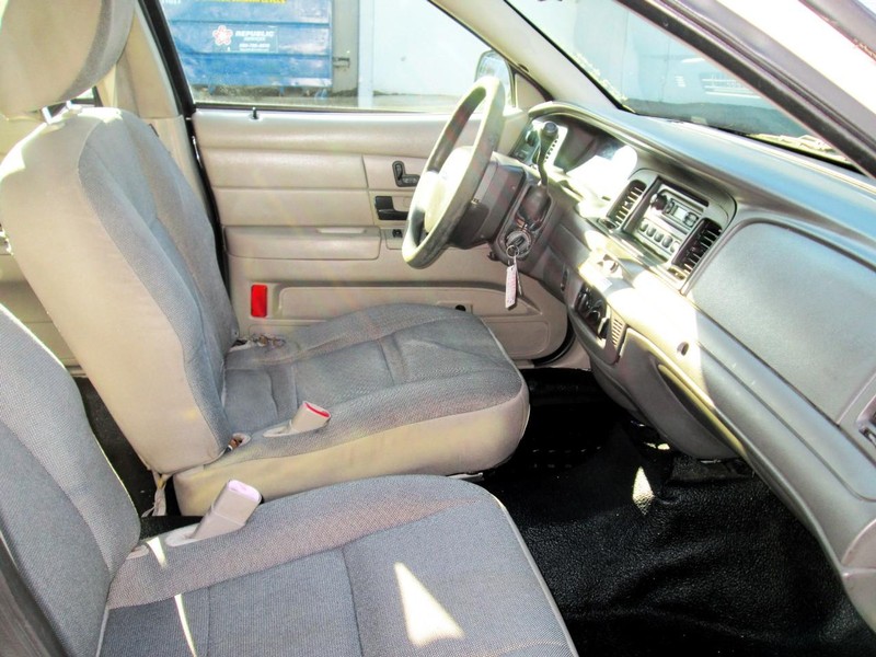 Ford Crown Victoria Vehicle Full-screen Gallery Image 05