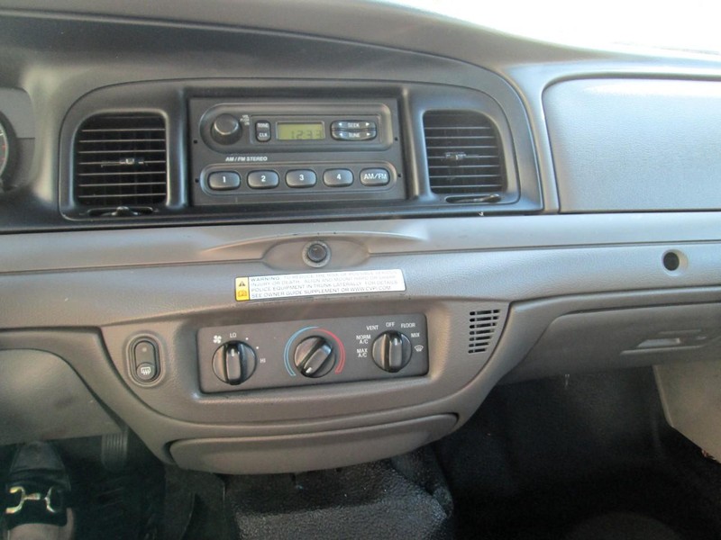 Ford Crown Victoria Vehicle Full-screen Gallery Image 06