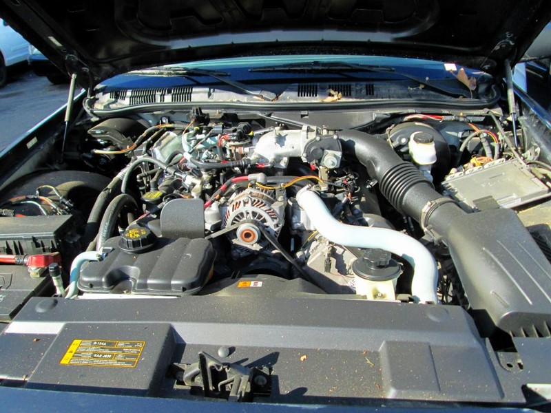 Ford Crown Victoria Vehicle Full-screen Gallery Image 07