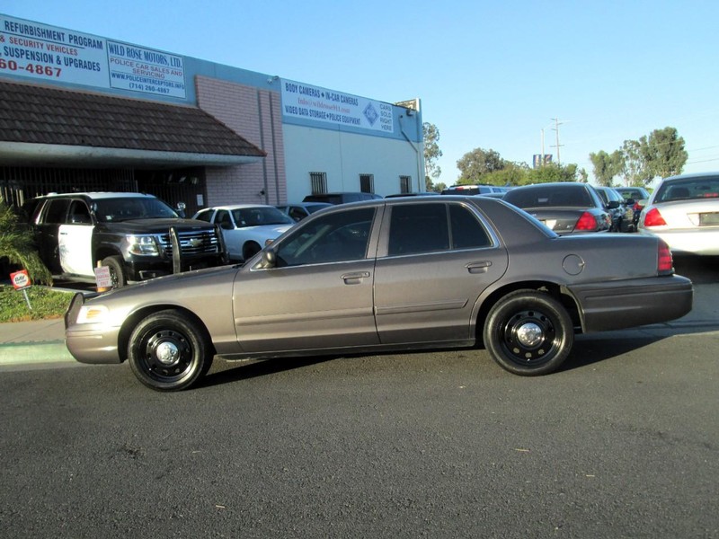 Ford Crown Victoria Vehicle Full-screen Gallery Image 03