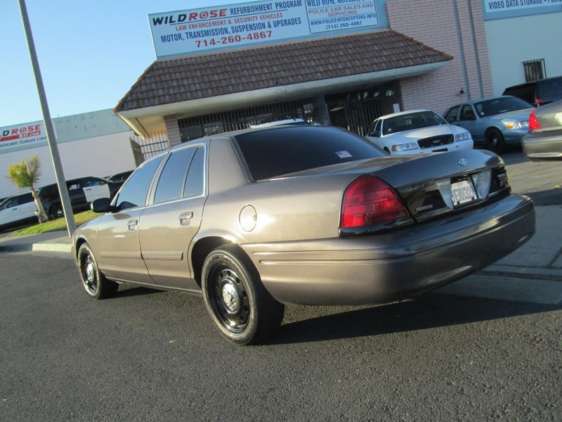 Ford Crown Victoria Vehicle Full-screen Gallery Image 04