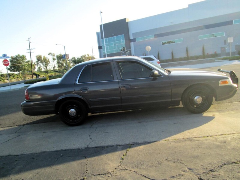 Ford Crown Victoria Vehicle Full-screen Gallery Image 06