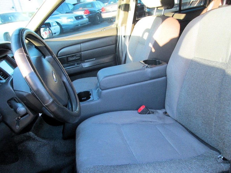 Ford Crown Victoria Vehicle Full-screen Gallery Image 08