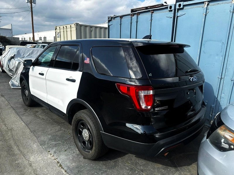 Ford Explorer Vehicle Full-screen Gallery Image 04