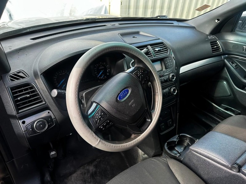 Ford Explorer Vehicle Full-screen Gallery Image 05