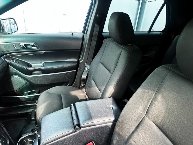 Ford Explorer Vehicle Full-screen Gallery Image 06