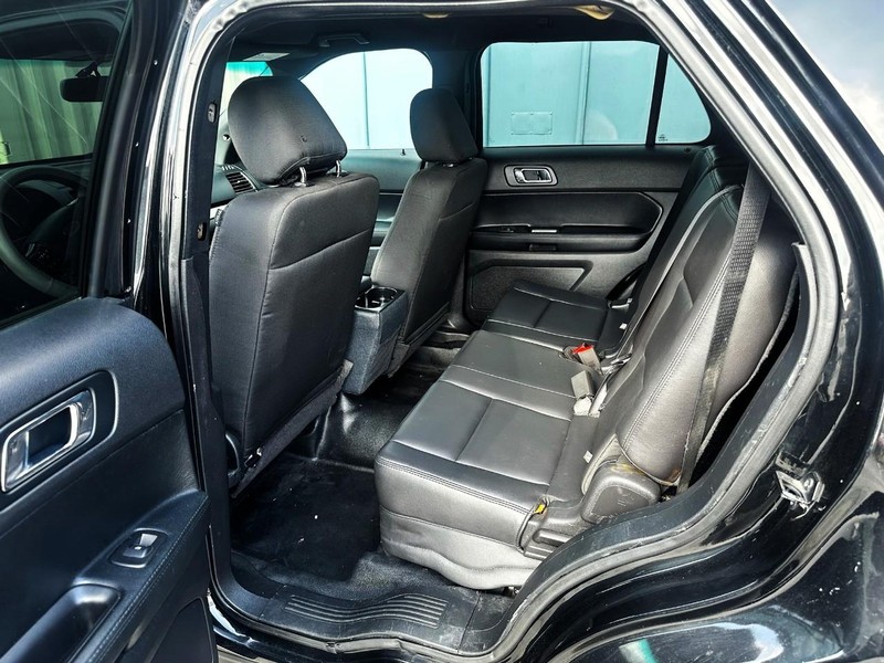 Ford Explorer Vehicle Full-screen Gallery Image 07