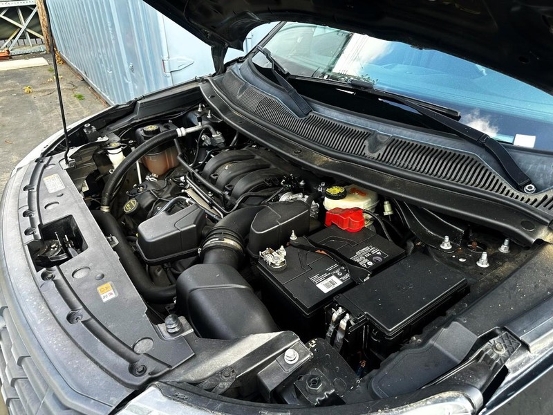 Ford Explorer Vehicle Full-screen Gallery Image 09