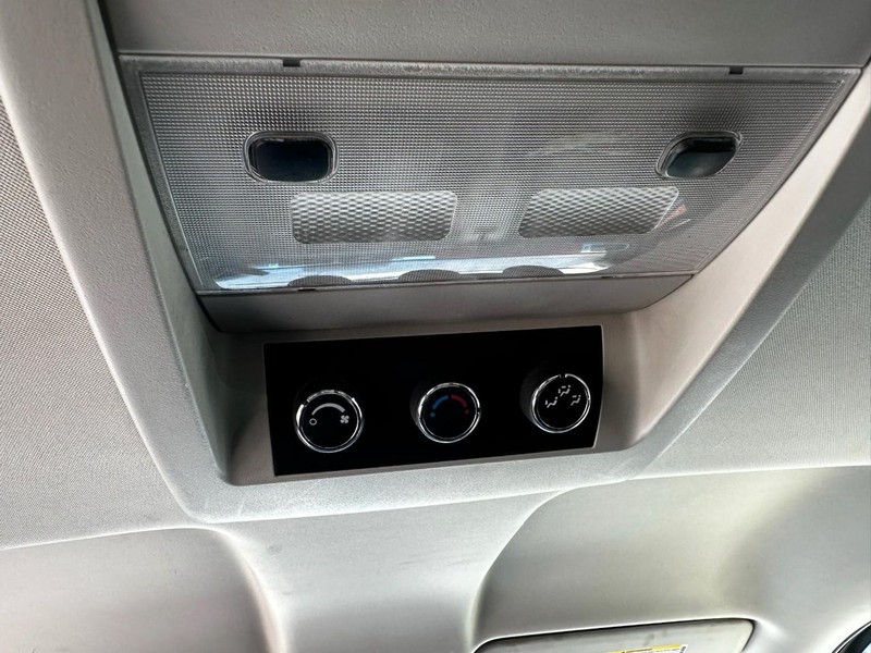 GMC Yukon XL Vehicle Full-screen Gallery Image 10