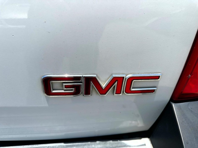 GMC Yukon XL Vehicle Full-screen Gallery Image 11