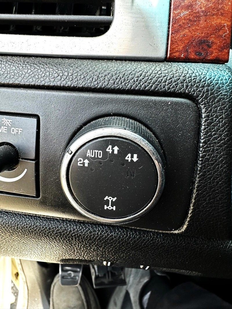 GMC Yukon XL Vehicle Full-screen Gallery Image 13