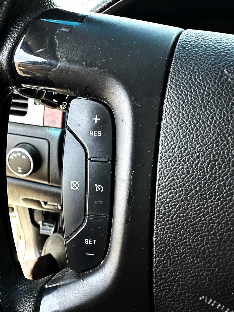 GMC Yukon XL Vehicle Full-screen Gallery Image 14