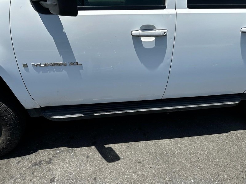 GMC Yukon XL Vehicle Full-screen Gallery Image 15