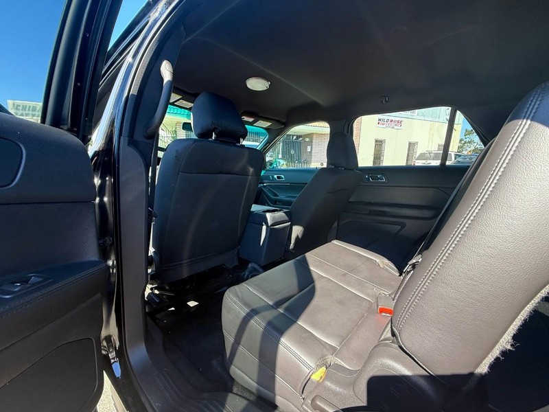 Ford Explorer Vehicle Full-screen Gallery Image 05