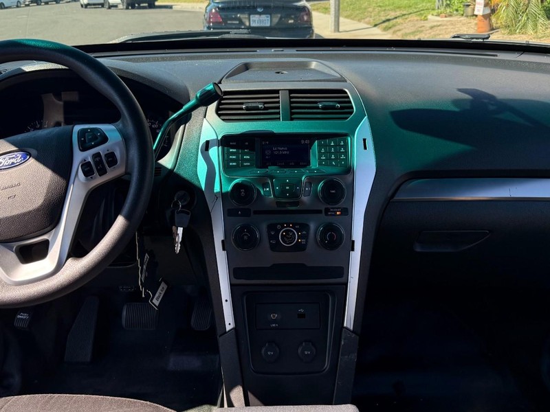 Ford Explorer Vehicle Full-screen Gallery Image 09