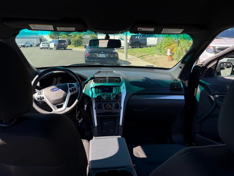 Ford Explorer Vehicle Full-screen Gallery Image 10