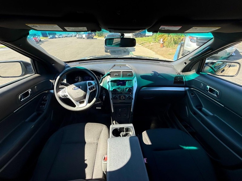 Ford Explorer Vehicle Full-screen Gallery Image 12