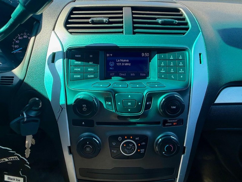 Ford Explorer Vehicle Full-screen Gallery Image 13