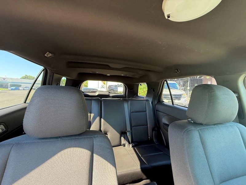 Ford Explorer Vehicle Full-screen Gallery Image 22