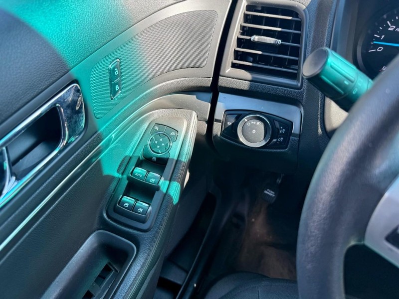 Ford Explorer Vehicle Full-screen Gallery Image 23