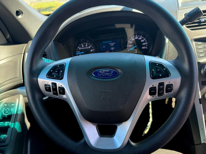 Ford Explorer Vehicle Full-screen Gallery Image 24