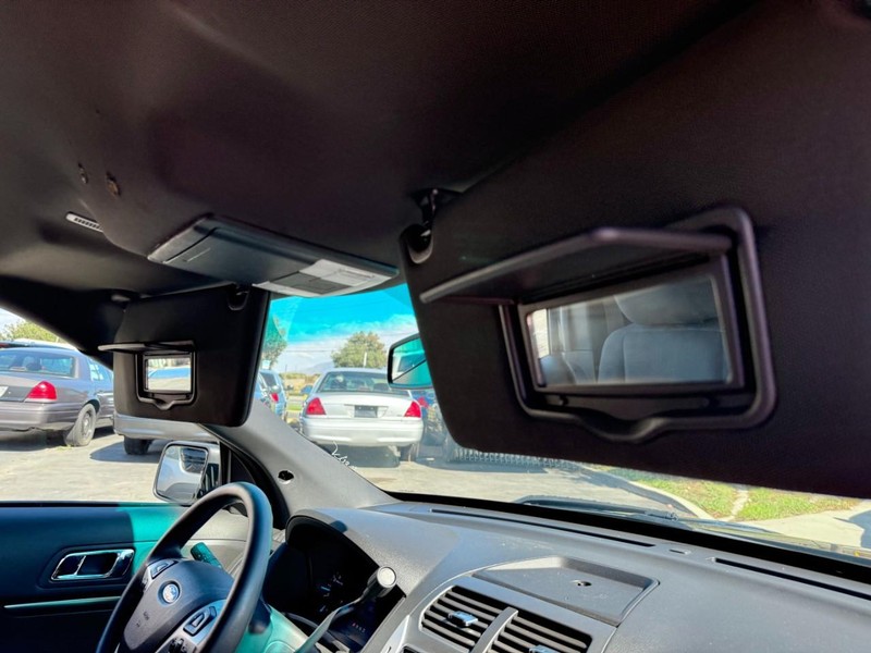 Ford Explorer Vehicle Full-screen Gallery Image 25