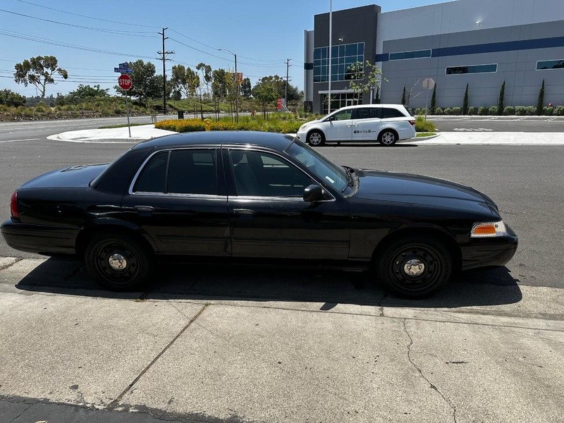 Ford Crown Victoria Vehicle Full-screen Gallery Image 06