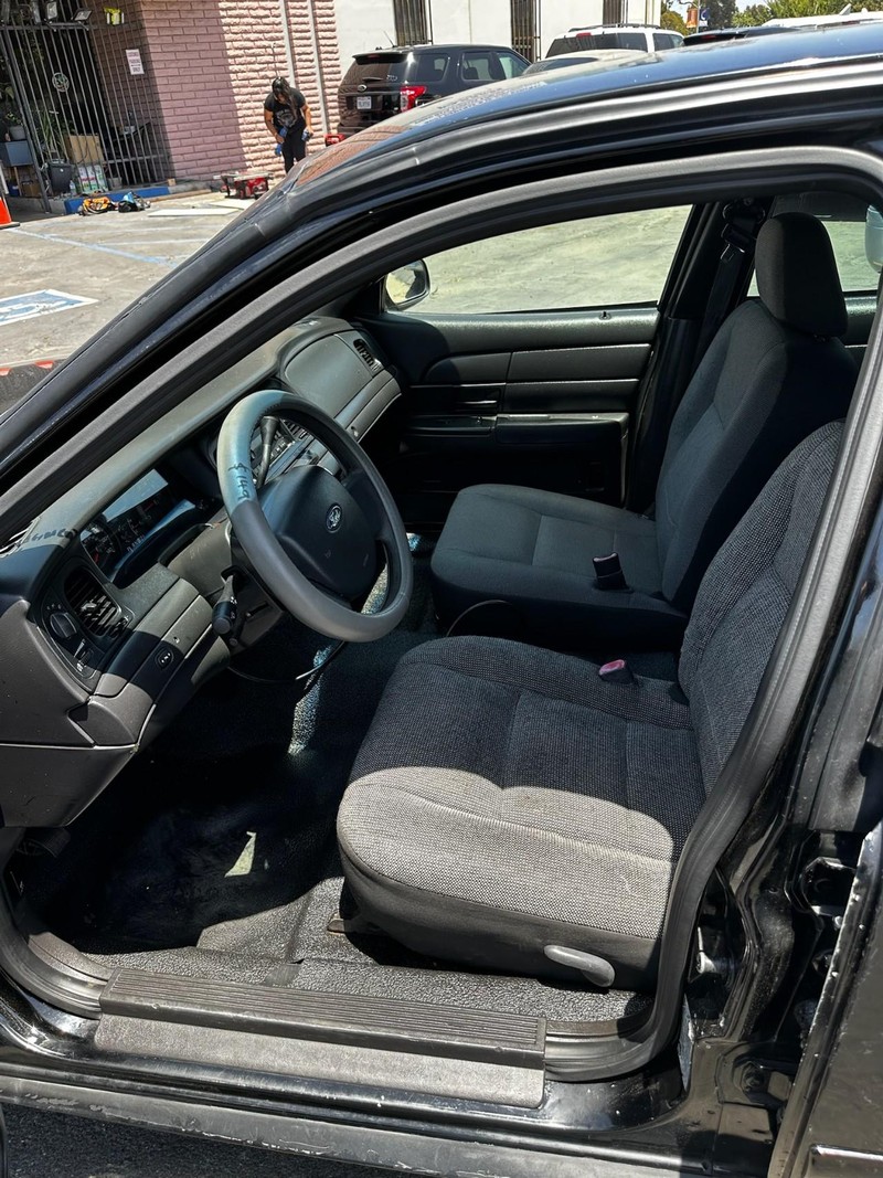 Ford Crown Victoria Vehicle Full-screen Gallery Image 08