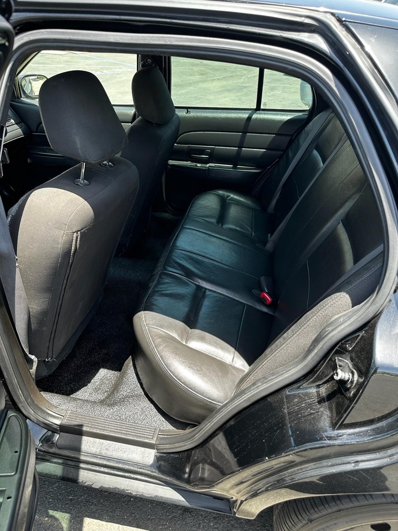 Ford Crown Victoria Vehicle Full-screen Gallery Image 09