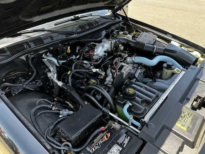 Ford Crown Victoria Vehicle Full-screen Gallery Image 15