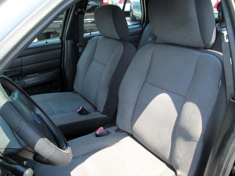 Ford Crown Victoria Vehicle Full-screen Gallery Image 05