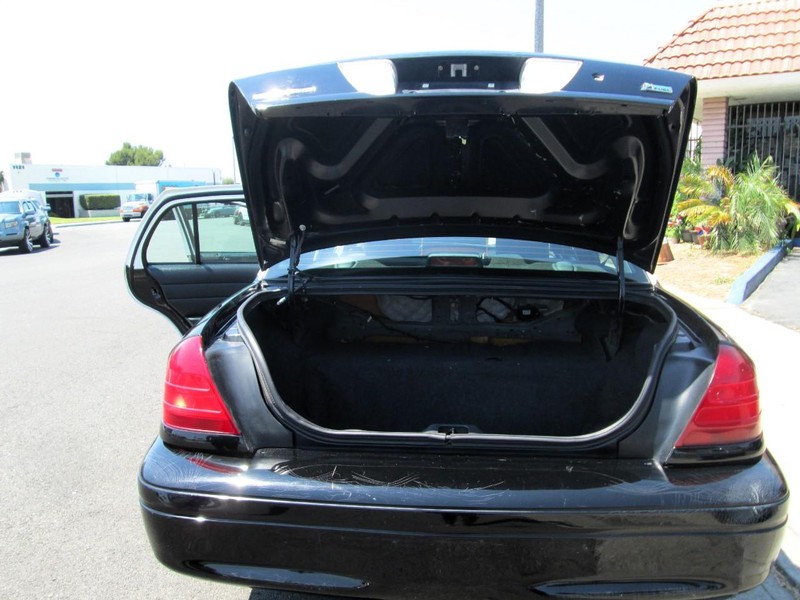 Ford Crown Victoria Vehicle Full-screen Gallery Image 09