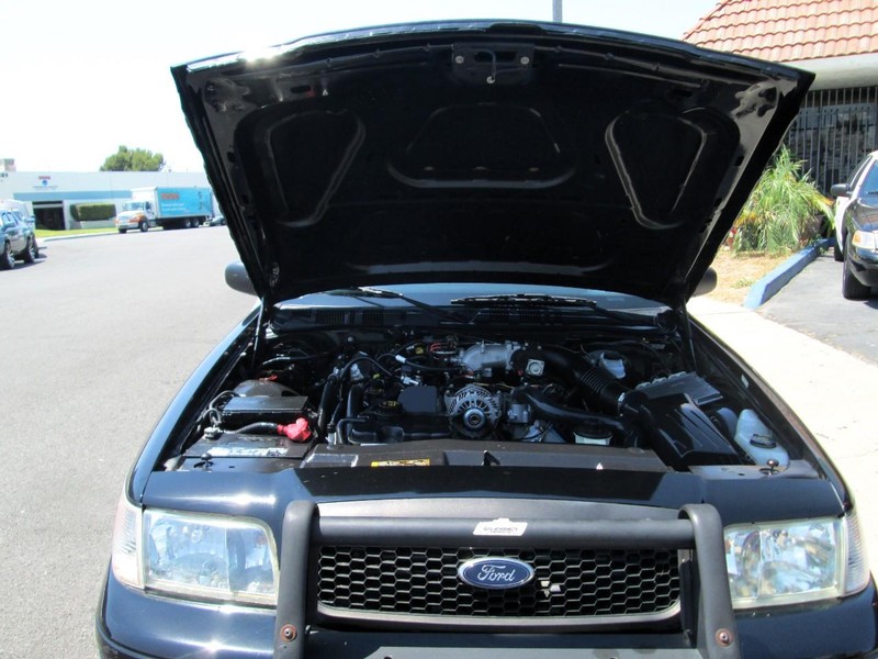 Ford Crown Victoria Vehicle Full-screen Gallery Image 11