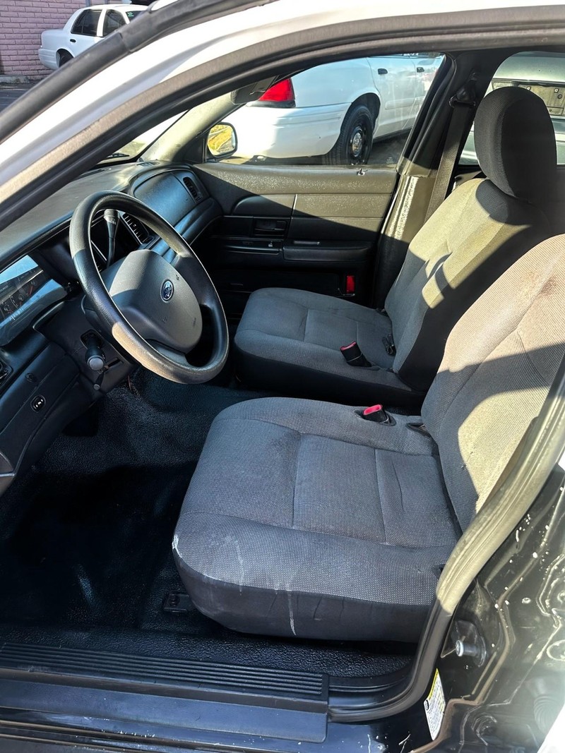 Ford Crown Victoria Vehicle Full-screen Gallery Image 05