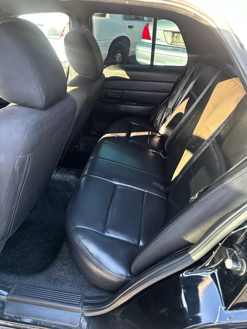 Ford Crown Victoria Vehicle Full-screen Gallery Image 06