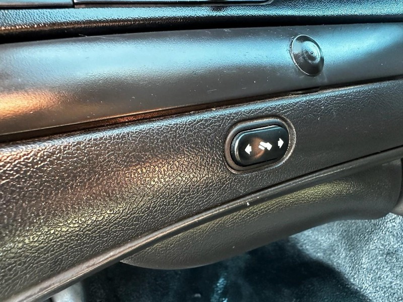 Ford Crown Victoria Vehicle Full-screen Gallery Image 07