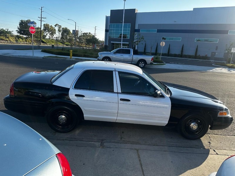 Ford Crown Victoria Vehicle Full-screen Gallery Image 13