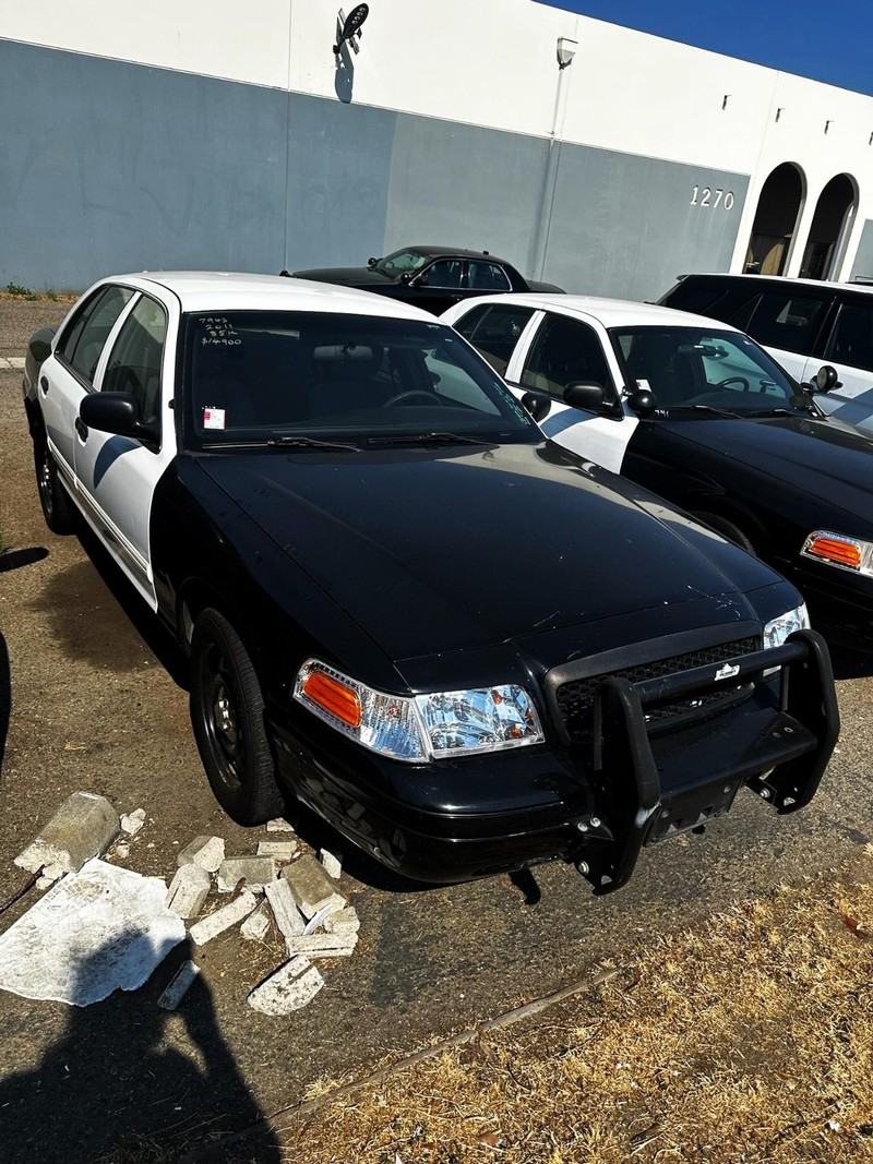Ford Crown Victoria Vehicle Full-screen Gallery Image 02