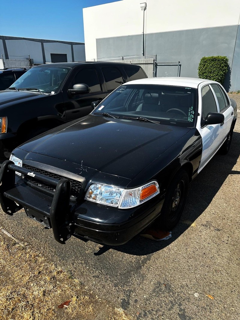 Ford Crown Victoria Vehicle Full-screen Gallery Image 03
