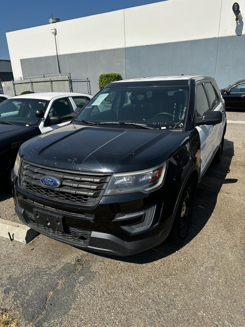 Ford Explorer Vehicle Full-screen Gallery Image 03